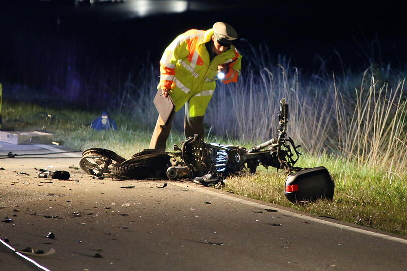 Zwei Motorradfahrer sind am Mittwochabend nach einem Zusammenprall auf der B299 gestorben.