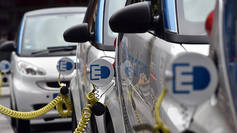 Elektrische Smarts von Car2Go am Ladekabel.