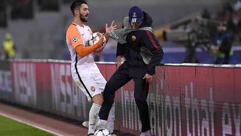 Facundo Ferreyra schubst den Balljungen über die Werbebande.