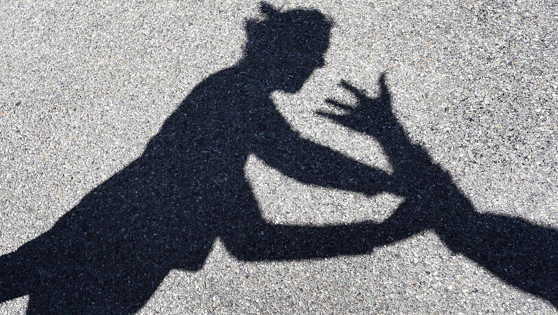 Der Mann misshandelte seine Freundin - auch ganz öffentlich auf dem Hof des Wohnkomplexes. (Symbolbild) Der Mann misshandelte seine Freundin - auch ganz öffentlich auf dem Hof des Wohnkomplexes. (Symbolbild)