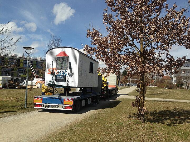 Das alte frei.raum-Mobil wird auf dem Hänger in die ewigen Jagdgründe gefahren.