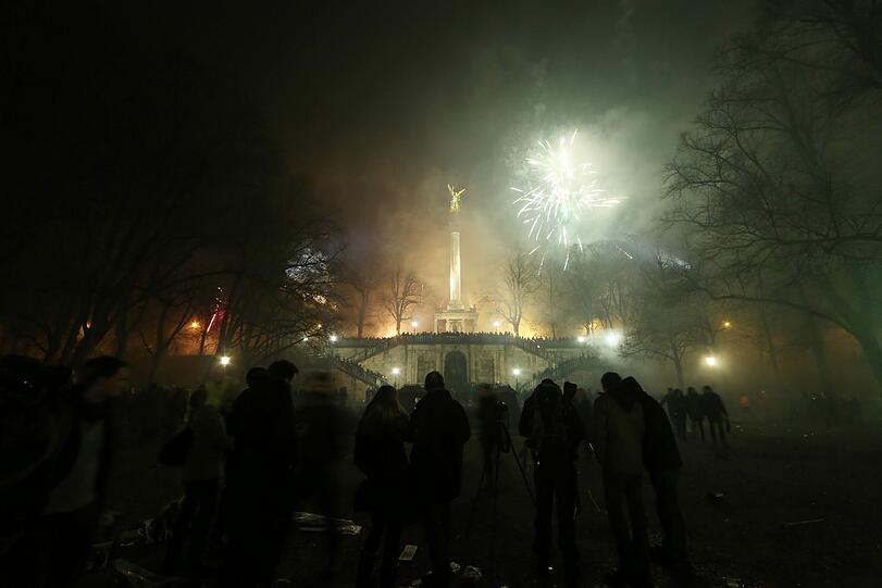 Happy New Year 2014! München feiert Silvester. Hier gibt's die Bilder vom Feuerwerk und von der Party am Friedensengel.