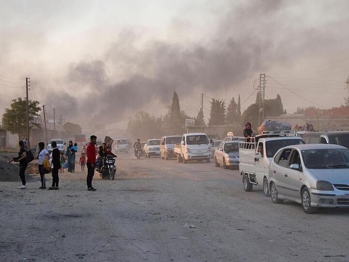 Syrische Zivilisten fliehen aus dem Ort Ras al-Ain in Nordostsyrien.