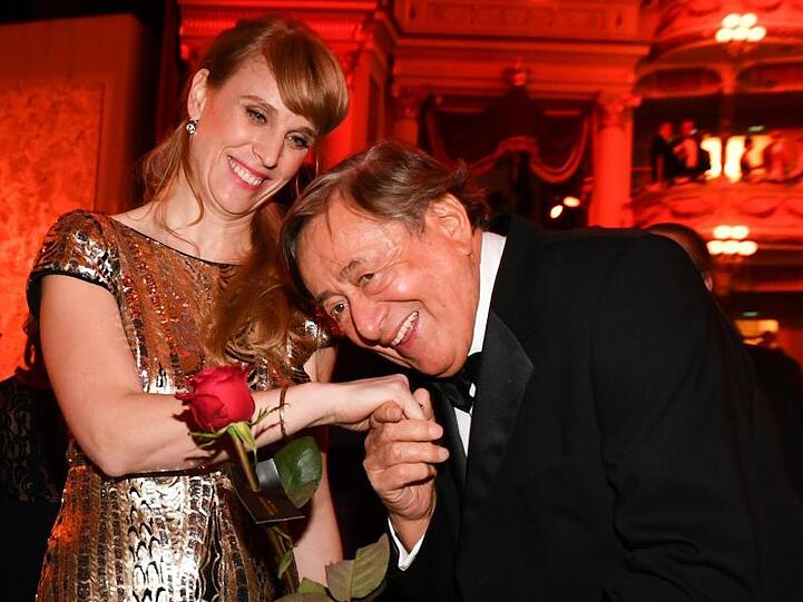 Küss die Hand: Richard Lugner und seine Begleiterin Larissa Kern.