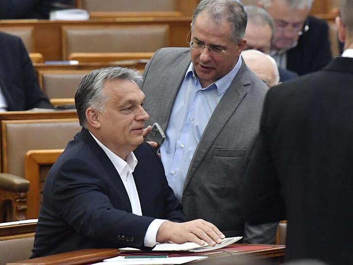 Viktor Orban (l), Ministerpräsident von Ungarn, spricht mit Lajos Kosa, Abgeordneten der Regierungspartei Fidesz.