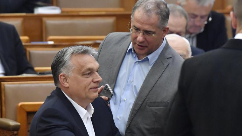 Viktor Orban (l), Ministerpräsident von Ungarn, spricht mit Lajos Kosa, Abgeordneten der Regierungspartei Fidesz. Viktor Orban (l), Ministerpräsident von Ungarn, spricht mit Lajos Kosa, Abgeordneten der Regierungspartei Fidesz.