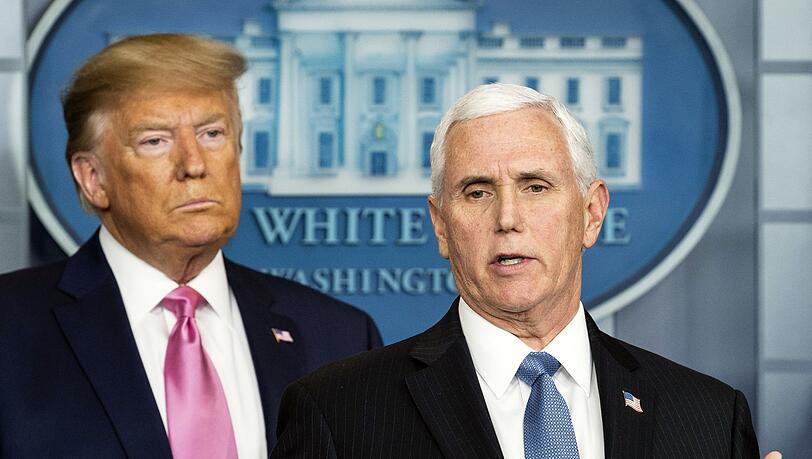 Der damalige US-Vizepräsident Mike Pence (r) zusammen mit Donald Trump im Jahr 2020 im Weißen Haus.