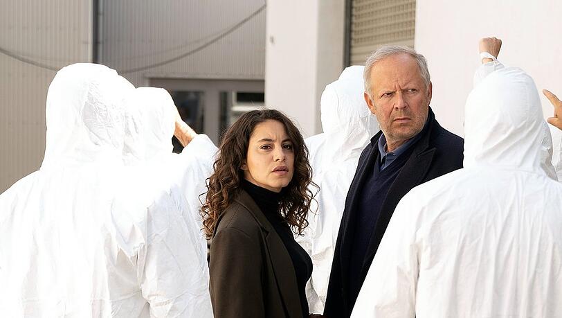"Tatort: Borowski und die Angst der weißen Männer": Mila Sahin (Almila Bagriacik, l.) und Klaus Borowski (Axel Milberg) ermitteln im Mordfall einer jungen Frau.