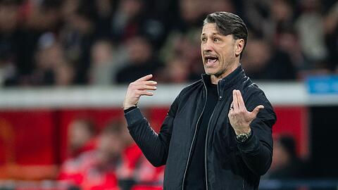 Wolfsburgs Trainer Niko Kovac gestikuliert an der Seitenlinie.