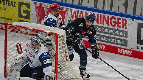 Justin Scott (r) von den Straubing Tigers versucht, den Puck ins Tor von Joacim Eriksson von den Schwenninger Wild Wings zu bekommen. Scott verlängert seinen Vertrag in Straubing.