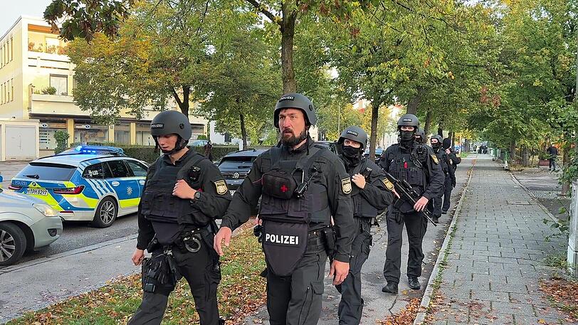 Polizisten mit Schutzwesten in der Nähe an der Einsatzstelle. (Screenshot aus einem Video)