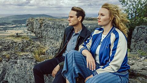Im Franken-"Tatort: Gottesgarten" ermittelt Felix Voss (Fabian Hinrichs) erstmals mit Emilia Rathgeber (Rosalie Thomass).