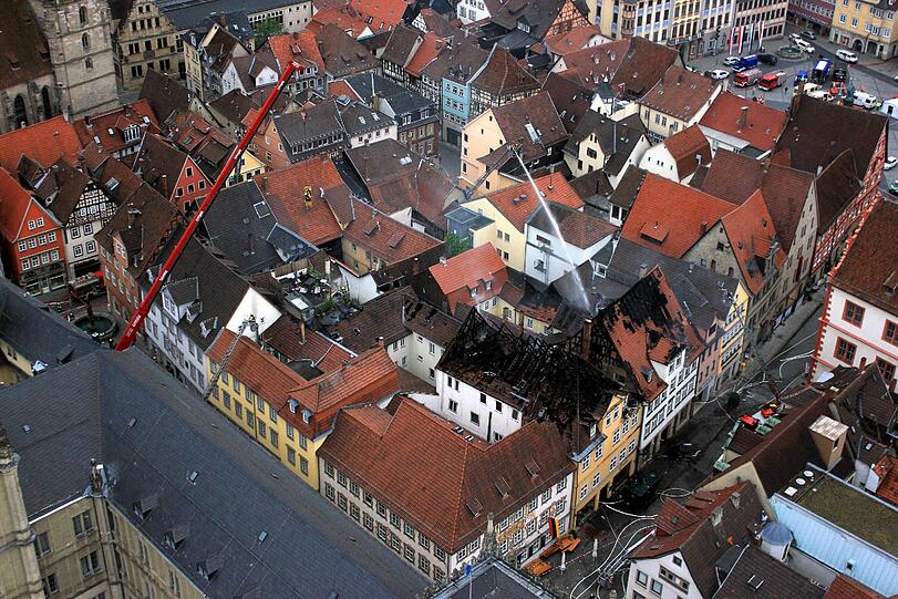 Mindestens vier denkmalgeschützte Häuser in
der historischen Coburger Altstadt wurden zerstört, zahlreiche
Menschen erlitten Rauchvergiftungen.