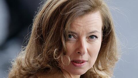 Er habe seine Lebenspartnerin Valérie Trierweiler sowie seine Familie angewiesen, die Trennung zwischen privatem und öffentlichem Leben "penibel zu respektieren", sagte Hollande. Trierweiler gestand daraufhin am Sonntag ein, ihre Lektion gelernt zu haben: "Ich werde es mir künftig dreimal überlegen, bevor ich eine Twitter-Nachricht sende."
