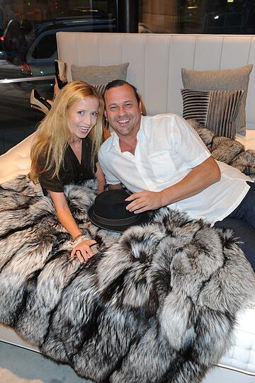 Michel Guillaume und Freundin Georgina Schultze bei der Eröffnung des Betten Concept Store am 29.08.2013 in München.