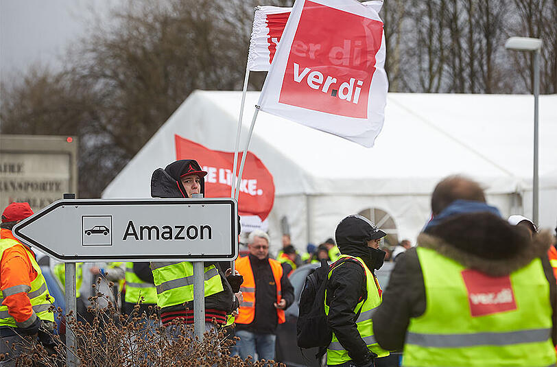 Streikende vor dem Amazon-Logistikzentrum in Koblenz.