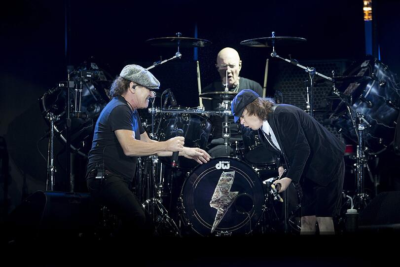 Der &bdquo;neue&ldquo; Sänger Brian Johnson (seit 1980), der tatsächlich neue Schlagzeuger Chris Slade und der ewige Schuljunge: Angus Young.