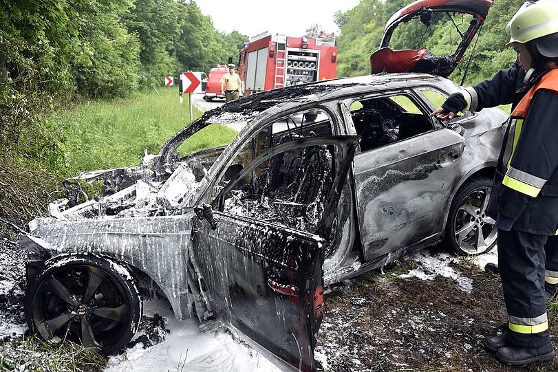 Der Audi brennt komplett aus - der Fahrer überlebt den schweren Unfall.