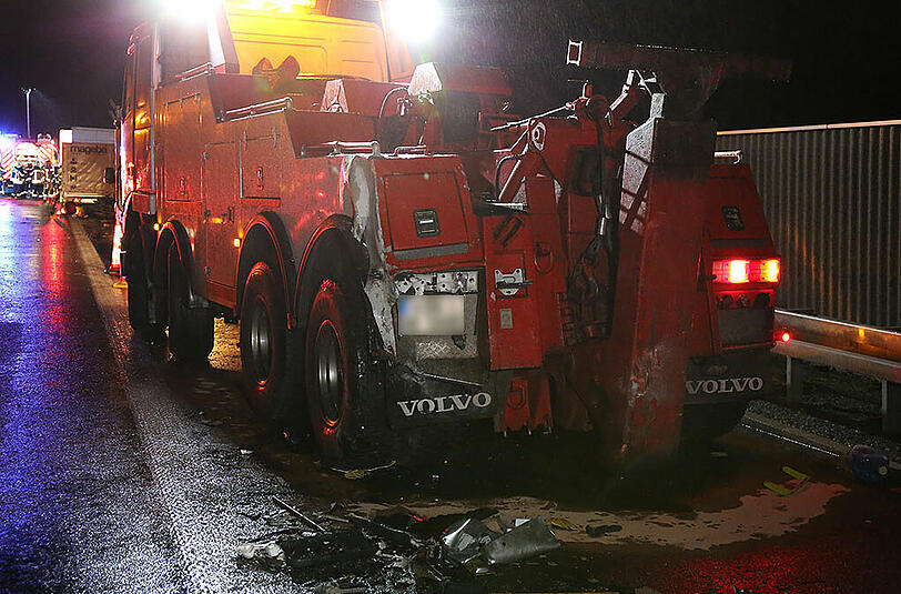 Bei seinem Crash in eine Baustelle hinterließ ein Lkw eine Schneise der Verwüstung. Die Bilder.