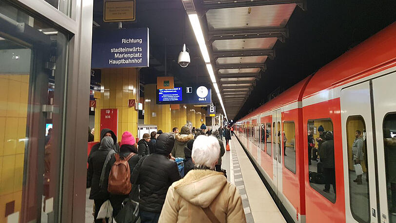 Ein aktuelles Bild vom Rosenheimer Platz - die Fahrgäste müssen warten und dürfen nicht in die S-Bahn einsteigen.