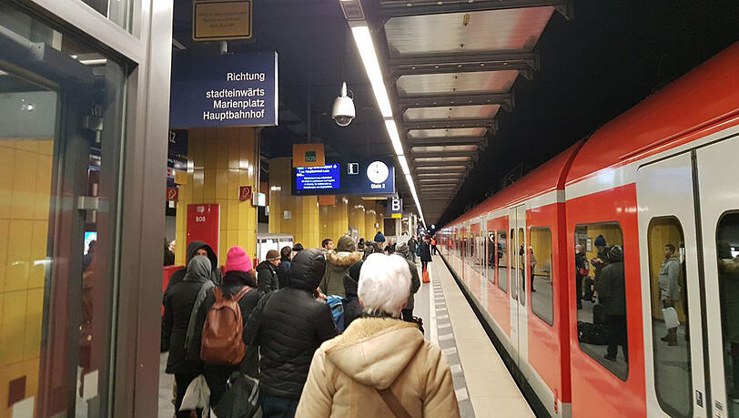 Ein aktuelles Bild vom Rosenheimer Platz - die Fahrgäste müssen warten und dürfen nicht in die S-Bahn einsteigen. Ein aktuelles Bild vom Rosenheimer Platz - die Fahrgäste müssen warten und dürfen nicht in die S-Bahn einsteigen.