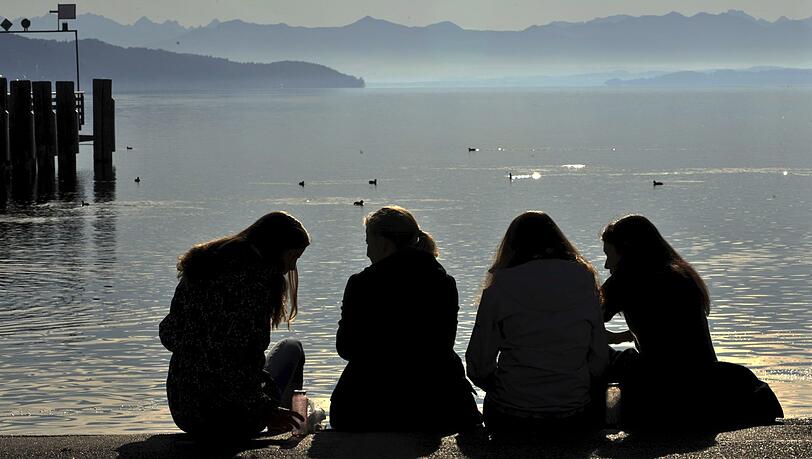 Am Starnberger See hat die Polizei eine "Corona-Party" aufgelöst.(Symbolbild) Am Starnberger See hat die Polizei eine "Corona-Party" aufgelöst.(Symbolbild)