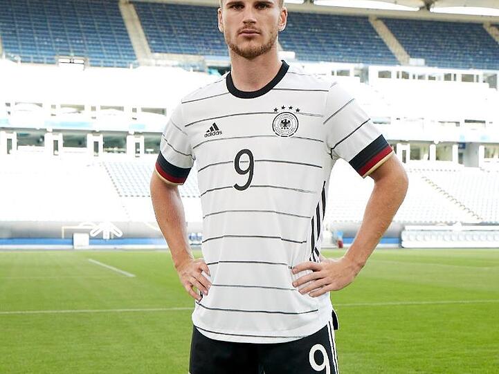 Timo Werner trägt das neue Trikot der deutschen Fußball-Nationalmannschaft. Foto: -/adidas/dpa/Archivbild