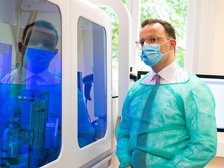Bundesgesundheitsminister Jens Spahn (CDU) besucht die Virologie der Universitätsklinik des Saarlandes.