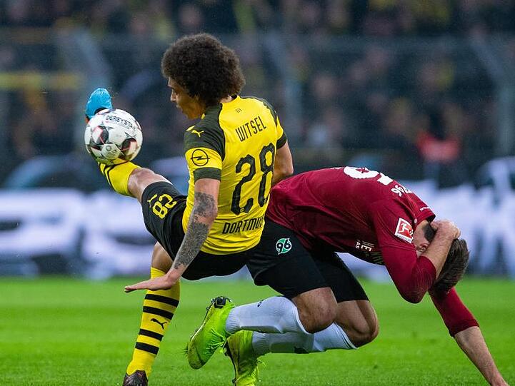 Der Dortmunder Axel Witsel (l) gewinnt den Zweikampf mit Hendrik Weydandt.