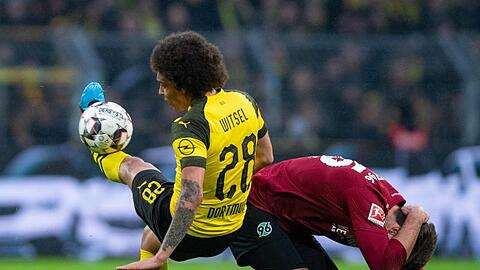 Der Dortmunder Axel Witsel (l) gewinnt den Zweikampf mit Hendrik Weydandt.