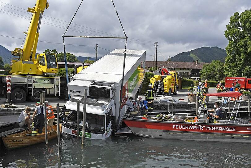 Eine Privatfirma konnte den Lkw aus dem Tegernsee ziehen.
