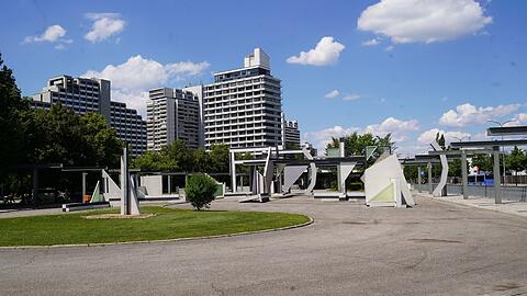 Das ist der Geister-Bahnhof Olympiazentrum: Zur Zeit bespielt mit einer Metallinstallation von Clemens Behr. Bald für Busse von BMW und Stadt reaktiviert?