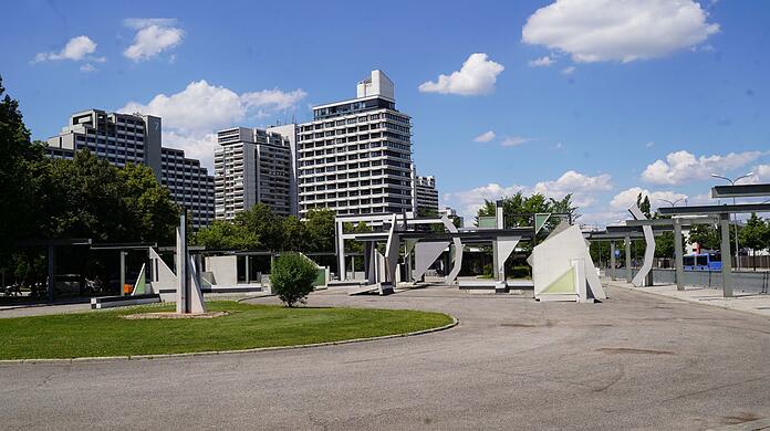 Das ist der Geister-Bahnhof Olympiazentrum: Zur Zeit bespielt mit einer Metallinstallation von Clemens Behr. Bald für Busse von BMW und Stadt reaktiviert?