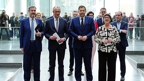 Markus Söder (v.l.n.r.), Ministerpräsident von Bayern und CSU-Vorsitzender, Friedrich Merz, Unions-Kanzlerkandidat und CDU-Bundesvorsitzender, Lars Klingbeil, SPD-Fraktions- und Bundesvorsitzender, und Saskia Esken, SPD-Bundesvorsitzende, stellen den Koalitionsvertrag im Paul-Löbe-Haus vor.