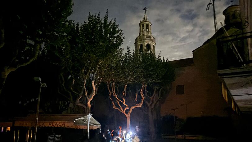Während des Blackouts sitzen Gäste eines Straßencafés in der Kleinstadt Premià de Mar bei Barcelona im Licht von Taschenlampen und trinken lauwarmes Bier. (Archivbild)