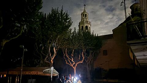 Während des Blackouts sitzen Gäste eines Straßencafés in der Kleinstadt Premià de Mar bei Barcelona im Licht von Taschenlampen und trinken lauwarmes Bier. (Archivbild)