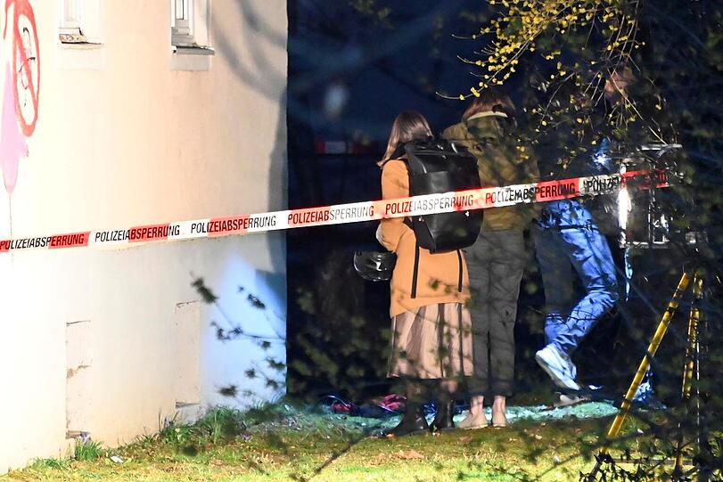Der Anrufer teilte dieser mit, eine Frau in einer Wohnung in Moosach sei verletzt. Ob und in welcher Beziehung der Anrufer zur toten Frau steht, sei zun&auml;chst unklar gewesen.
