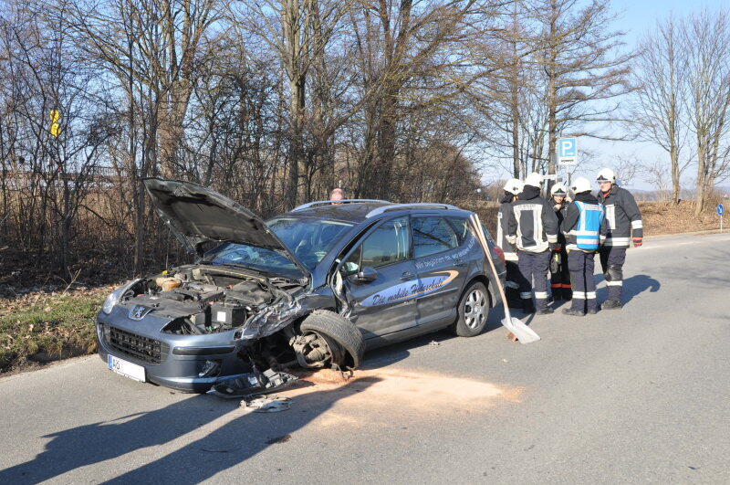 Altötting Gegen 15 Uhr erreignete sich auf der Untersbergstraße in Altötting ein Verkehrsunfall. Die Unfallstelle befand sich in einer Kurve. Es wurden zwei Personen leicht verletzt. Laut Polizei sollen beide Fahrzeugführer im Kurvenbereich zu weit in der Mitte gefahren sein.