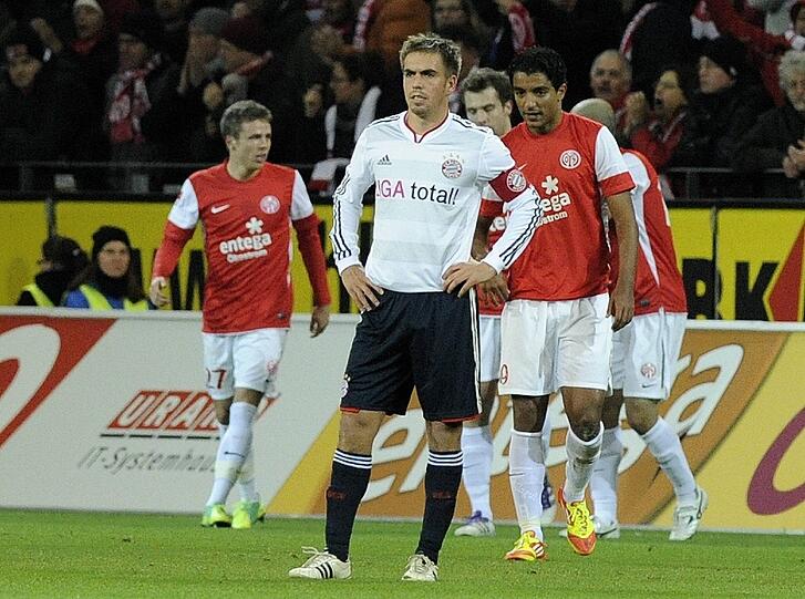 PHILIPP LAHM: Verhinderte das frühe 0:2 und auch ansonsten hinten ordentlich beschäftigt mit dem flinken Nicolai Müller. Note 4