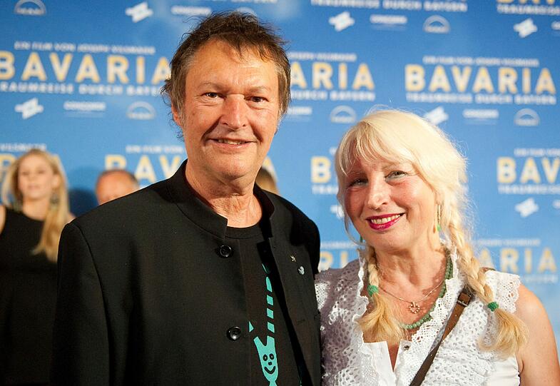 Im Arm hält er seine Frau Ulrike Böglmüller.