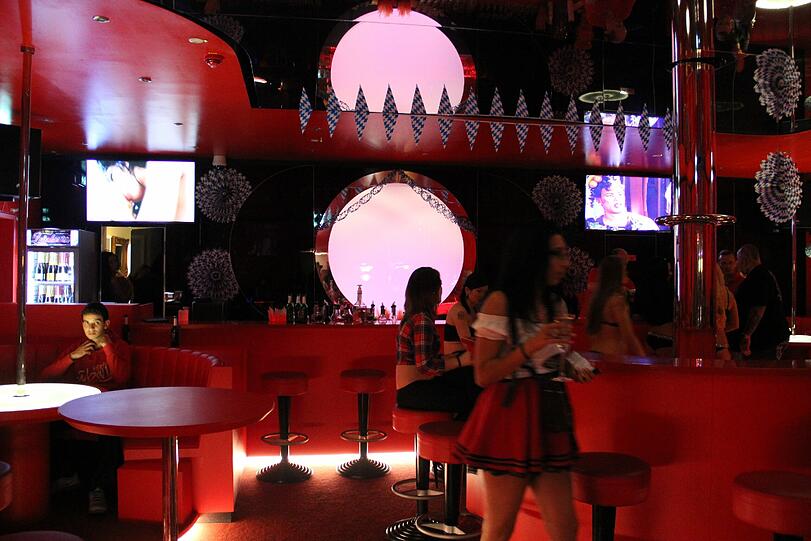 Prostituierte aus dem ganzen Bundesgebiet und dem Ausland reisen an, um während der Wiesn in München zu arbeiten. So auch im Leierkasten. Die Bilder.