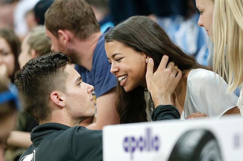 Für Julian Weigl gabs von der Freundin ein Nichtabstiegsbussi.