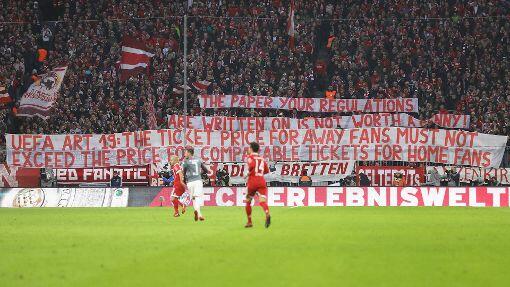 Fans des FC Bayern protestieren in der Allianz Arena.