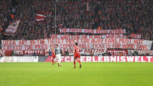 Fans des FC Bayern protestieren in der Allianz Arena.