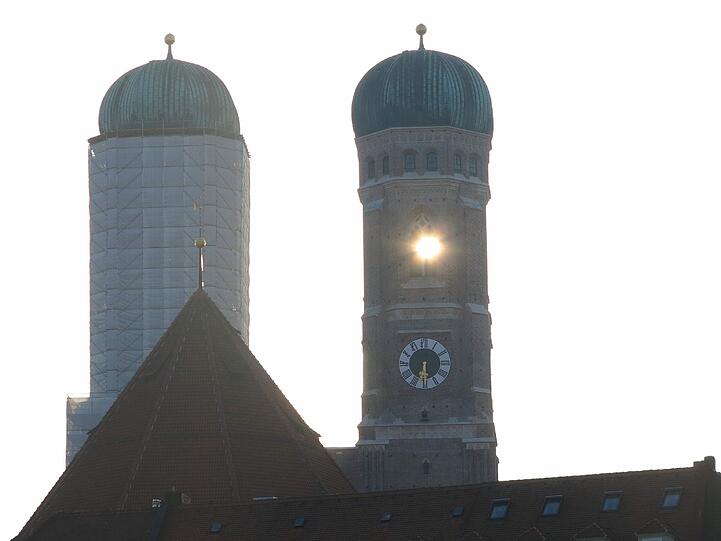Die Sonne scheint mit letzter Kraft durch ein Loch in der Frauenkirche.