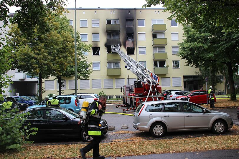 Die Feuerwehrler retteten sechs Personen aus den Flammen in dem Mehrfamilienhaus. Eine 32-jährige Münchnerin musste zur Behandlung ins Krankenhaus gebracht werden.