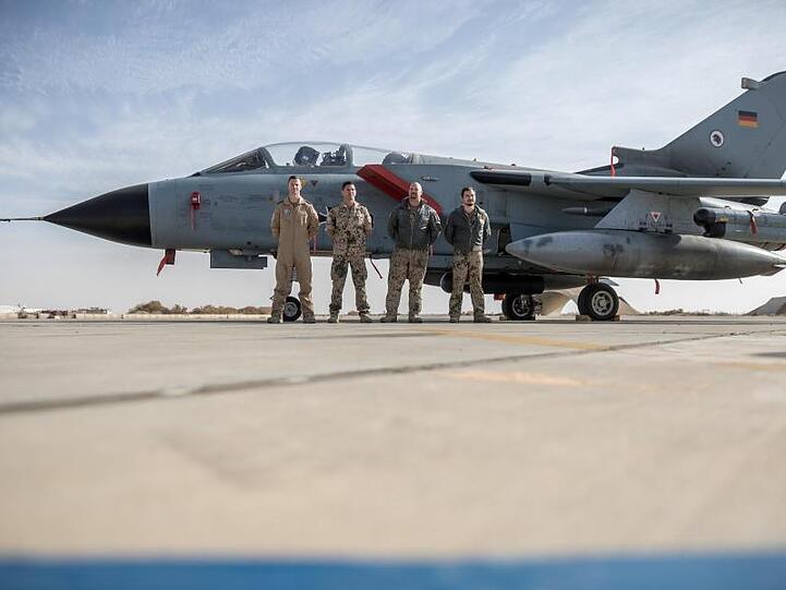 Deutsche Soldaten neben einem Tornado-Jet auf der Airbase Al-Asrak in Jordanien.