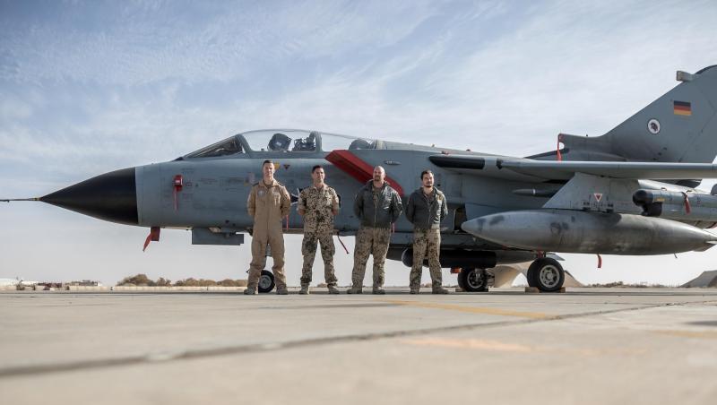 Deutsche Soldaten neben einem Tornado-Jet auf der Airbase Al-Asrak in Jordanien. Deutsche Soldaten neben einem Tornado-Jet auf der Airbase Al-Asrak in Jordanien.