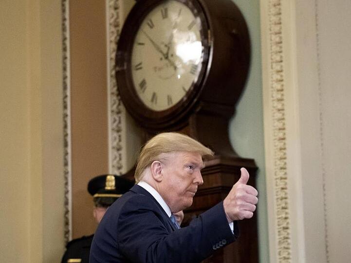 Donald Trump, Präsident der USA, kommt zu einem gemeinsamen Mittagessen mit US-Abgeordneten im Kapitol an.