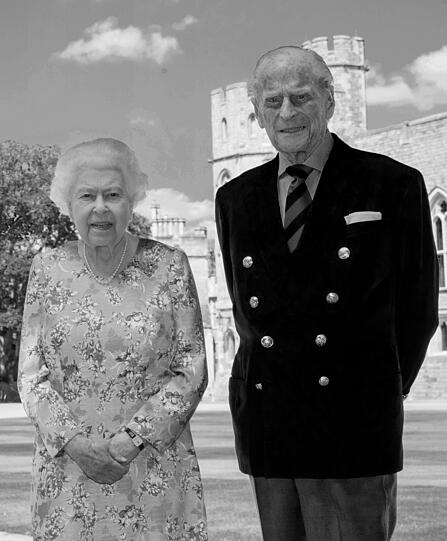 Königin Elizabeth II. und Prinz Philip im Sommer 2020 vor dem Schloss Windsor. Den Tod des Ehemanns der Queen gab der Palast am 9. April 2021 bekannt. Philip wurde 99 Jahre alt.